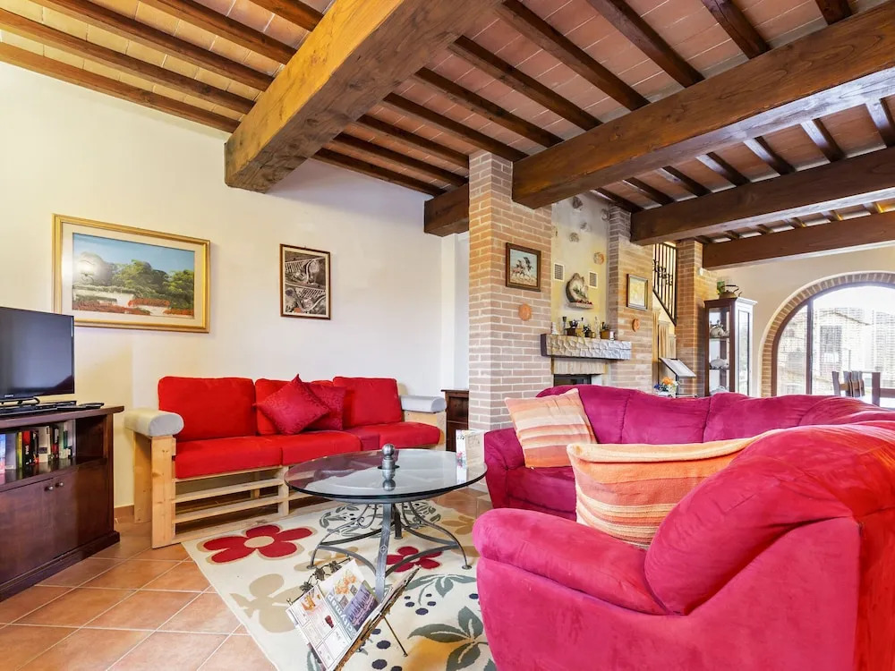 Refreshing Holiday Home in Casole D'elsa With Swimming Pool
