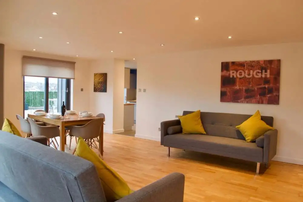 3 Bedroom Apartment With Private Roof Terrace