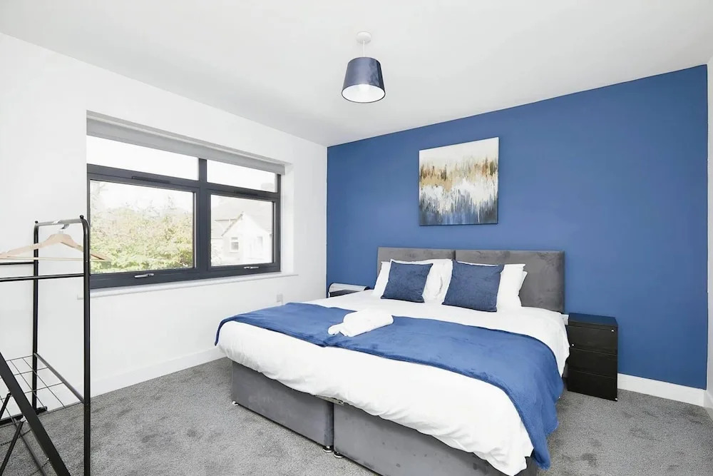 Modern 2 Bedroom House With Free Gated Parking