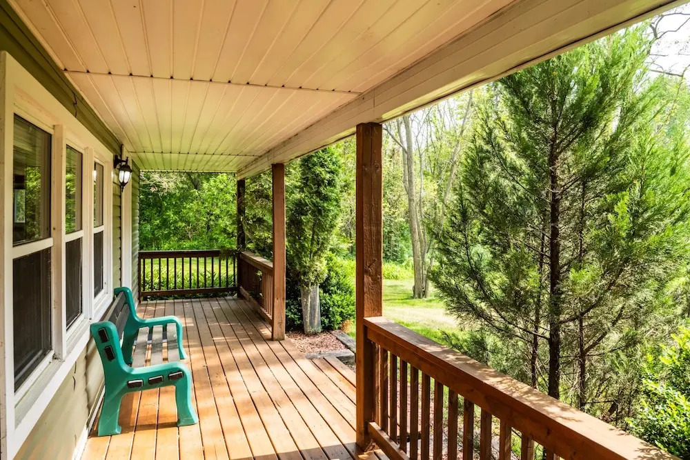 RARE FIND - 6 bdrm Very Private Cottage on 10 acres, Hot Tub, BBQ, Petfriendly