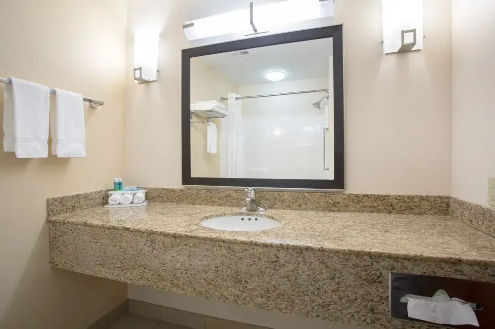 Holiday Inn Express Hotel & Suites Concordia US81