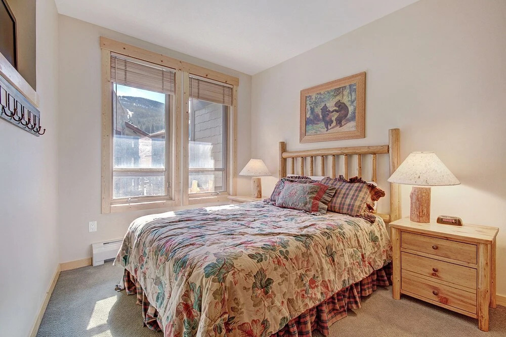 Taylors Crossing In The Heart Of Copper Center Village - Short Walk to American Eagle/American Flyer - TX312 by RedAwning