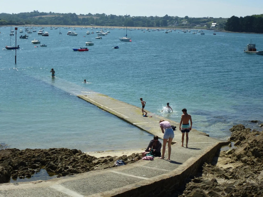 Very pretty Breton house in the heart of Locquirec, 100 m from the beach
