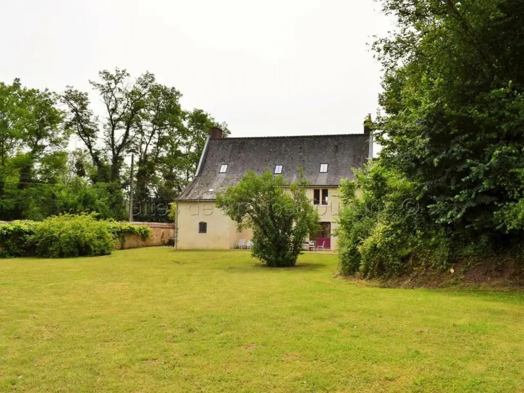 Élégante Demeure 17e avec Spa, Sauna et Authentique Cheminée, proche Châteaux de la Loire - FR-1-381-348