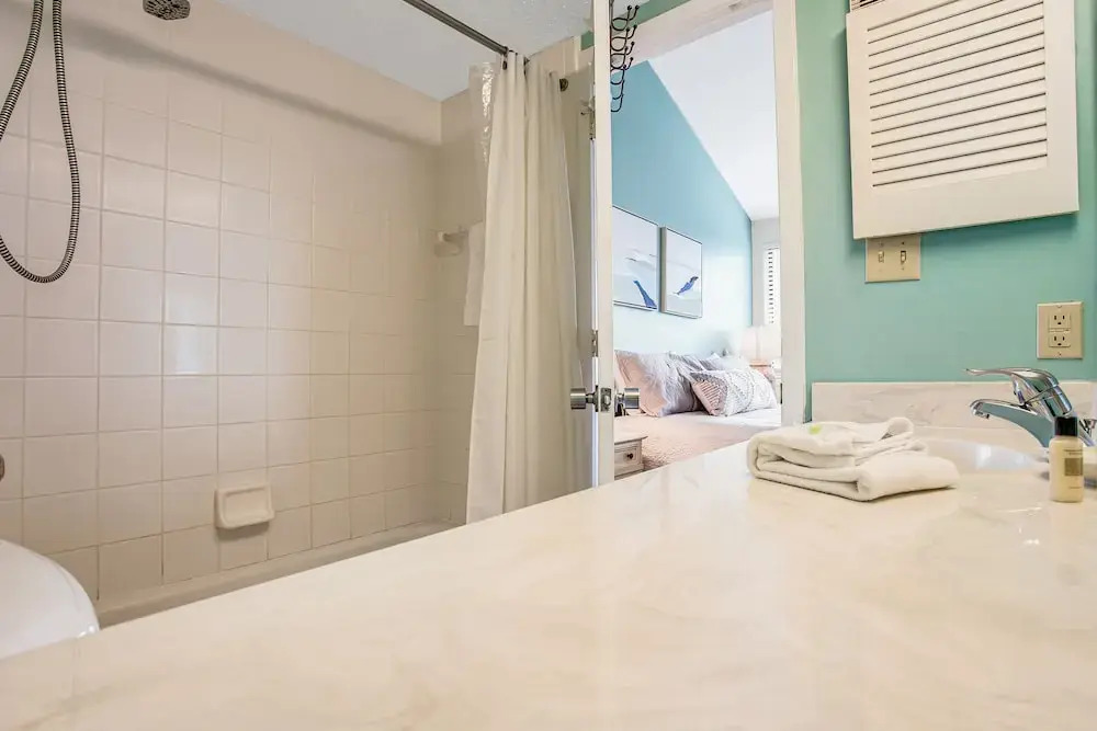 Ocean-view 4th-floor Condo With Balcony, Outdoor Pool & Central AC