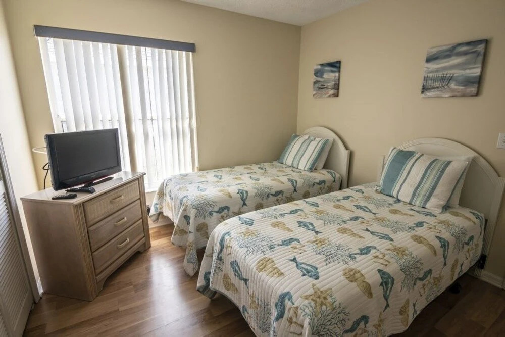 Nice "private" Pool Area! 4 Bedroom Home by RedAwning