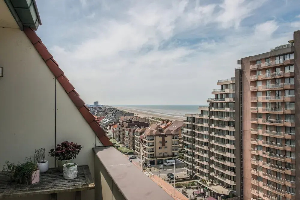 Spacious Seaside Apartment