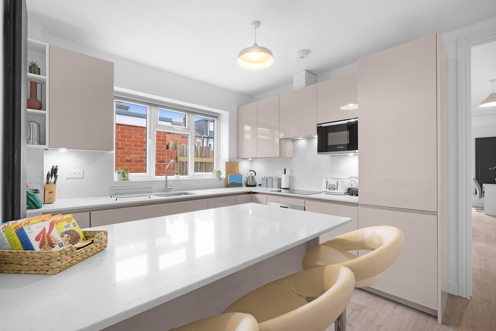 Stylish 4 Bedroom, 2.5-Bath Home in Borehamwood
