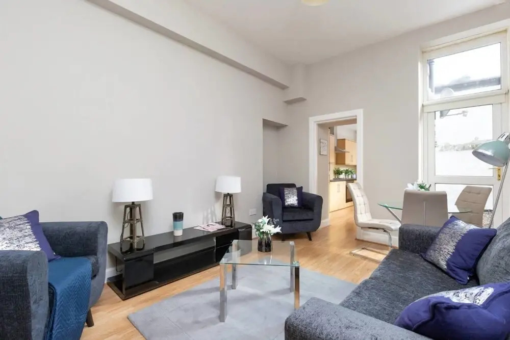 Trendy Ground-floor 2-bedroom Apartment Close to Haymarket Station