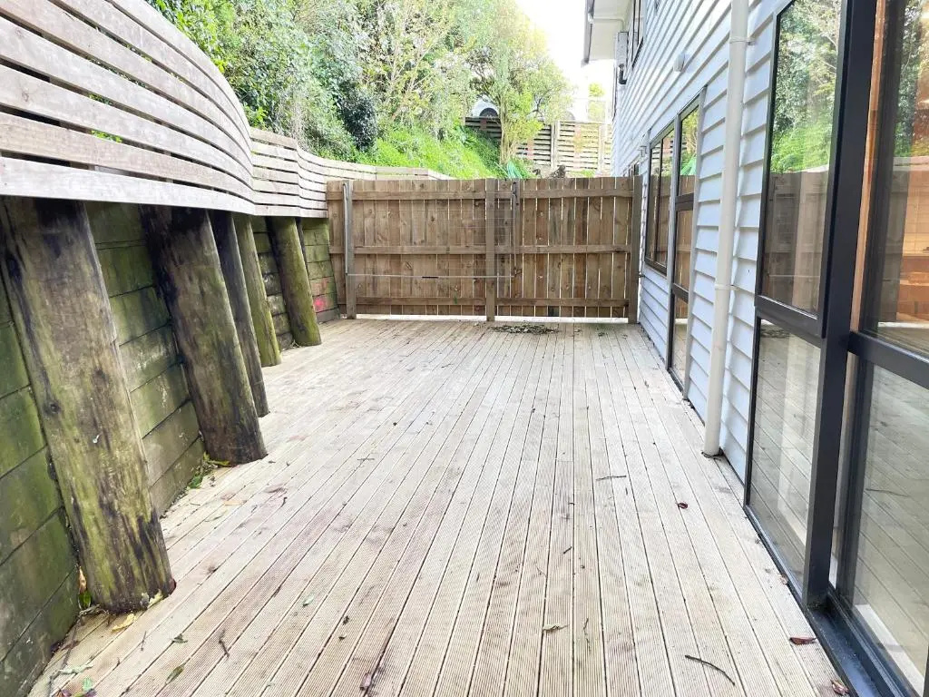 NO PARTY ALLOWED, Entire Brand New 3 bedroom townhouse, free unlimited fibre wifi and free parking