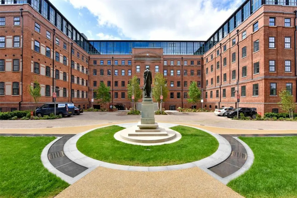 Prestigious & Luxury 2-bed Apartment in Slough