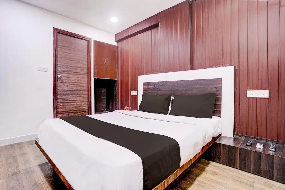 Comfy Stays at Lokhandwala Andheri West