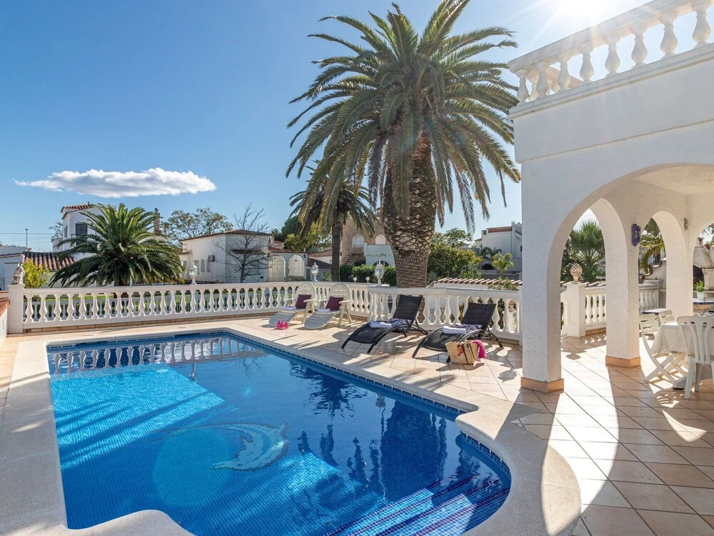 Holiday Home on a Canal With Private Swimming Pool and Mooring
