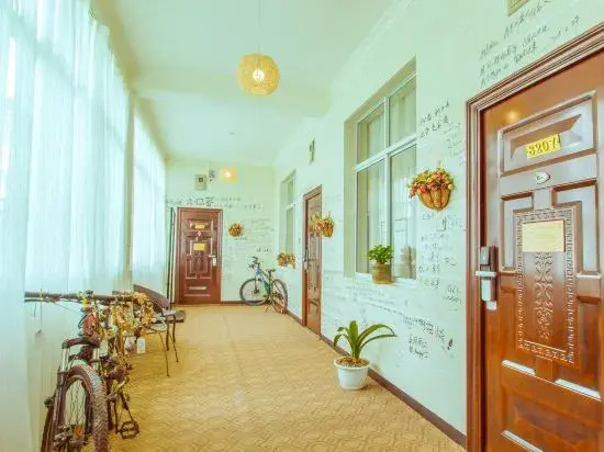 Sunlit Golden Mountain | Sky Garden Aesthetic Guesthouse (Heilongtan Park Branch)