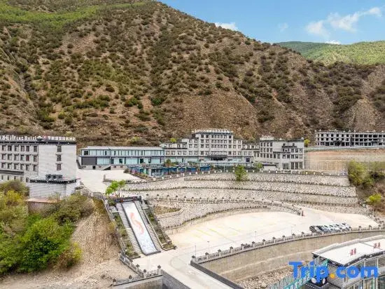 Daocheng Jifeng Hot Springs Resort Hotel