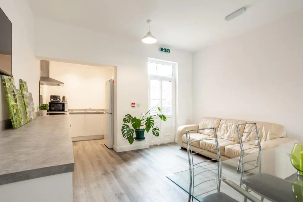 Whole house in centre of Town Ideal for Contractors and Professionals