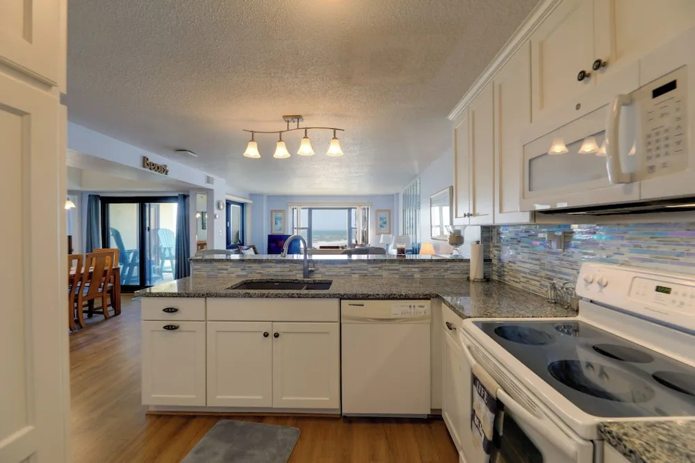 'the Lookout' Indian Beach Condo w/ Pool & Ocean