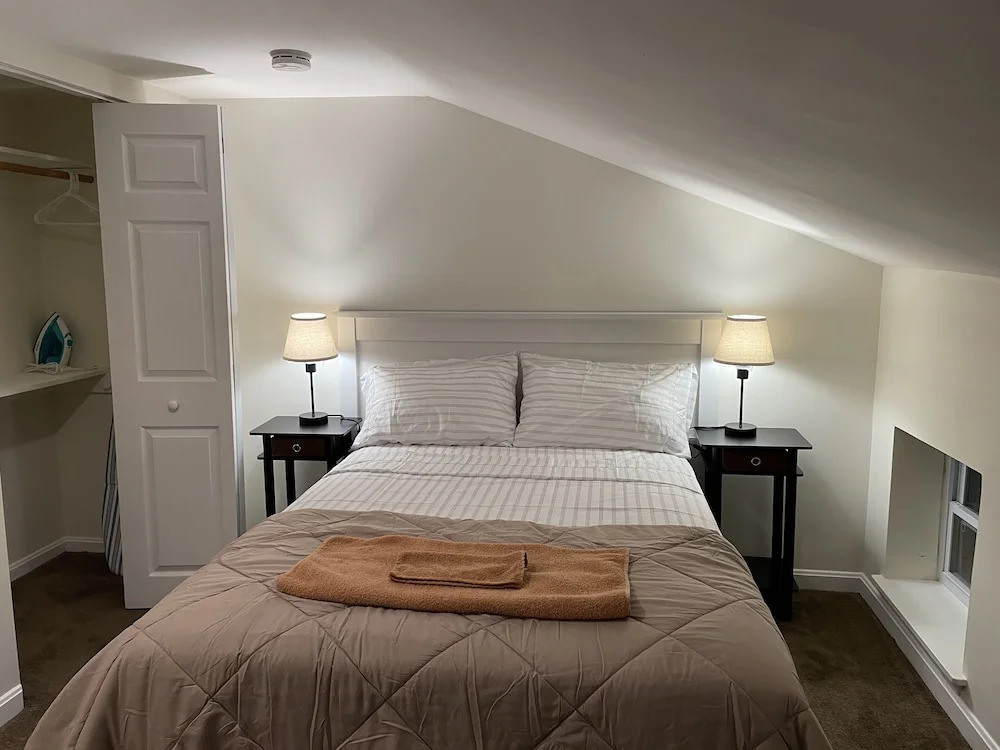 Downtown Private Room - Close to Topgolf, Horseshoe Casino, UM Baltimore