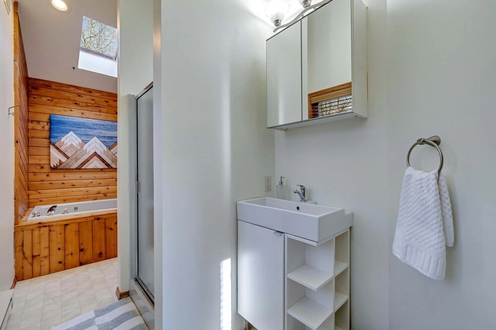 Lakefront Escape w Hot Tub Sauna Game Room