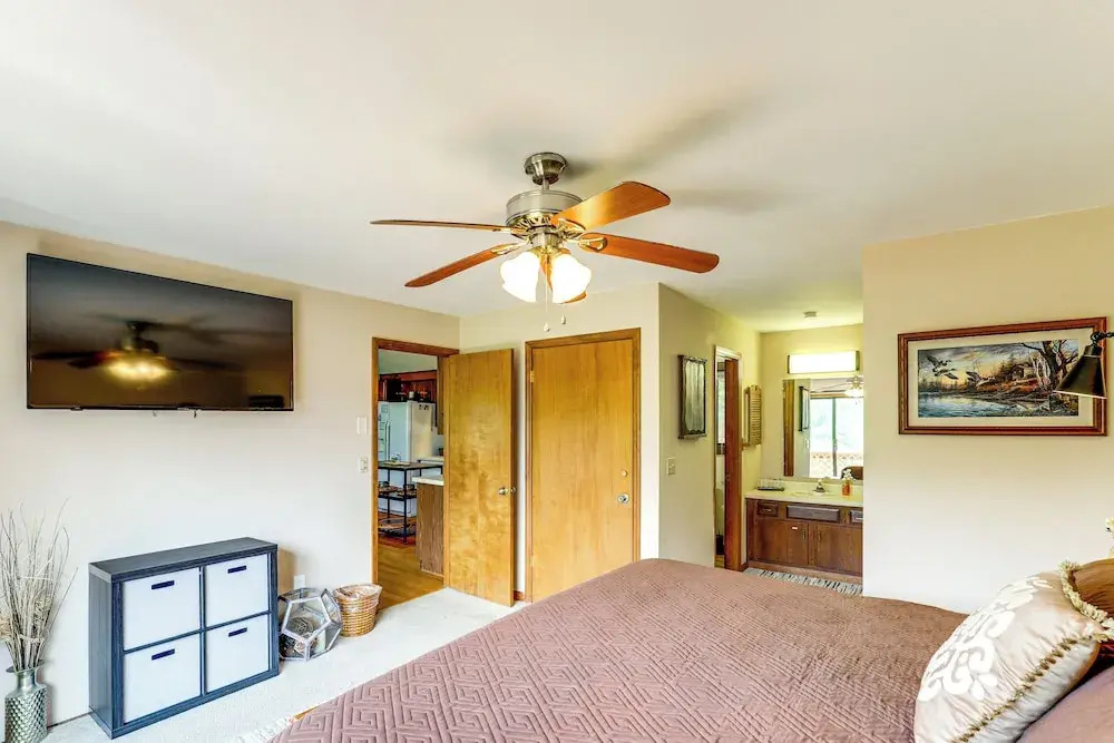 Maggie Valley Mountain Escape w/ Fireplace & Deck!