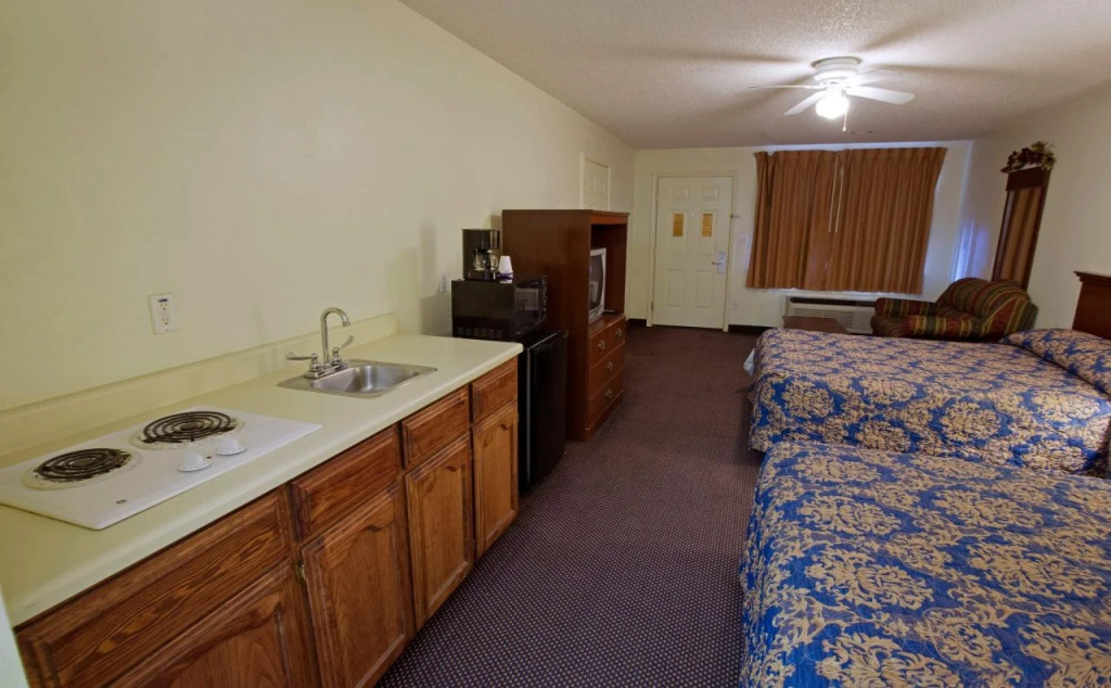 Deluxe Inn and Suites