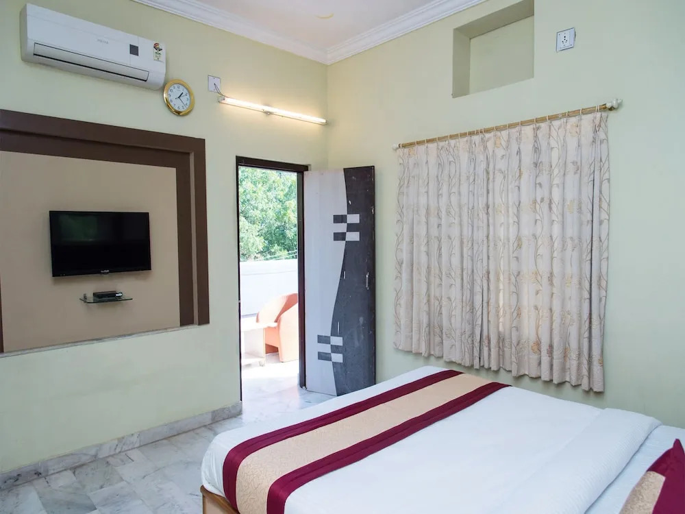 OYO 10499 Hotel Shiv Shakti