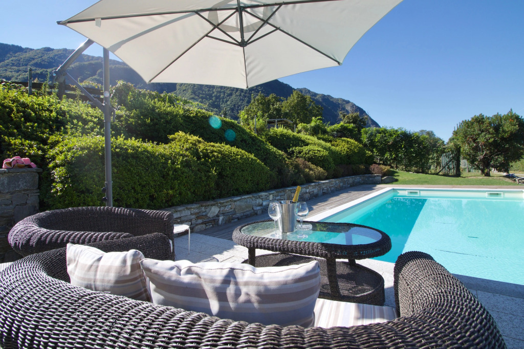 Oasi di Castelveccana Apt Pool and View