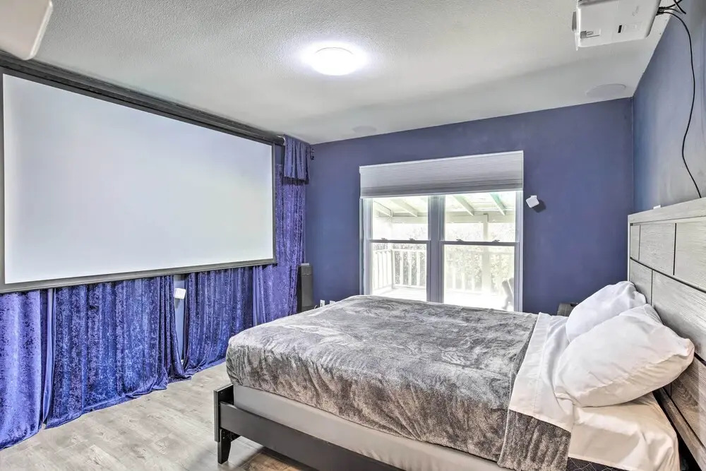 Movie Room & Private Pool: Richardson Retreat