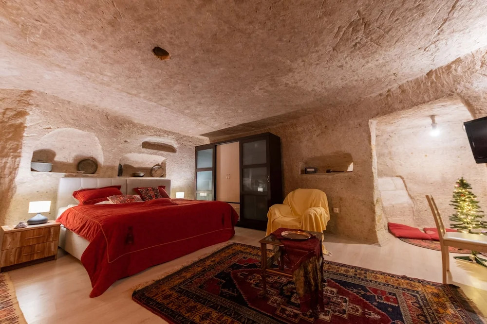 DEEP CAVE House