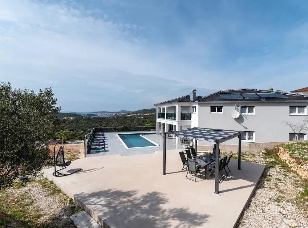 Luminous Infinity Villa with Pool and Gym