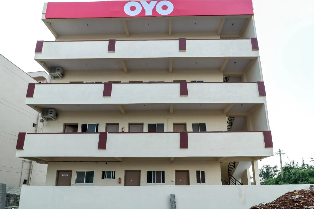 Vaccinated Staff- OYO 48879 GN Comforts