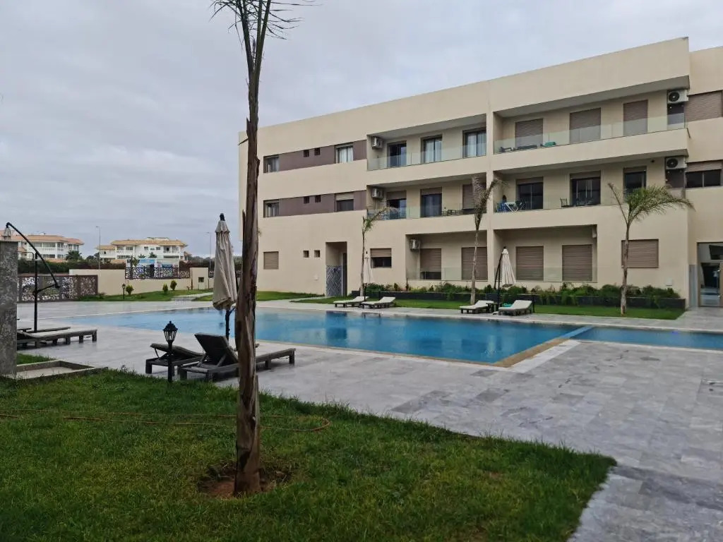 Appartement neuf avec piscine à 300m de la plage!