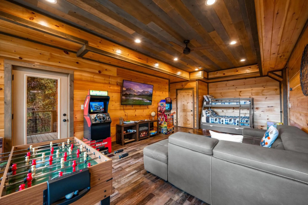 2021 Cabin - Gorgeous Fall Views, GameRm, HotTub, Xbox, Bears, Gatlinburg 10min & Ober 5min