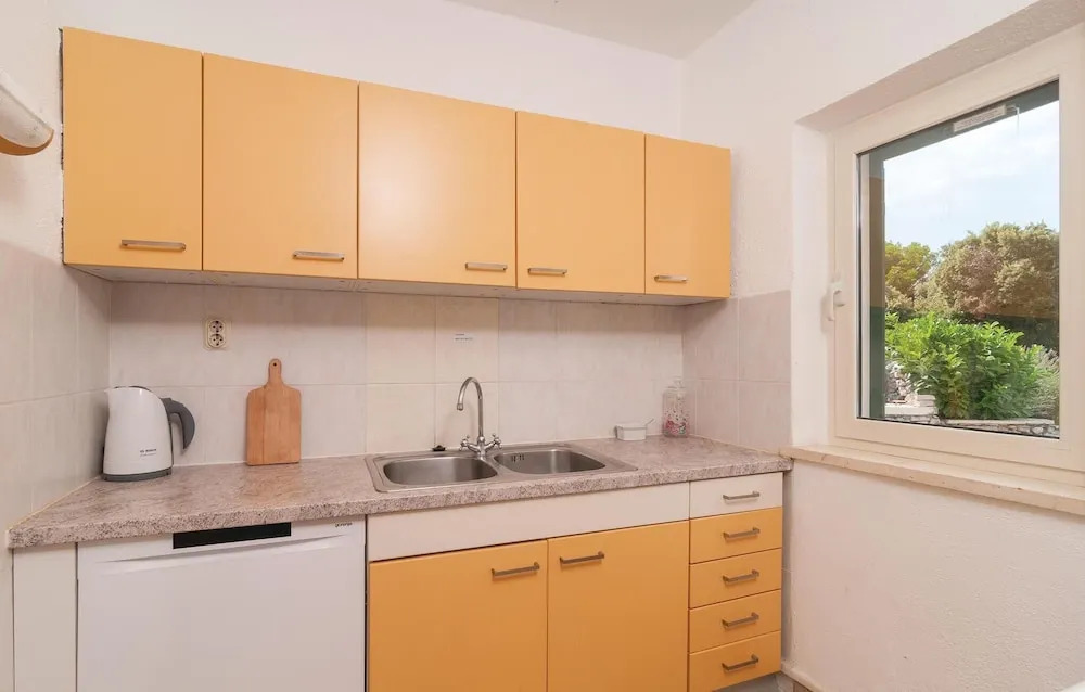 Amazing Home in Praznica With 4 Bedrooms, Wifi and Outdoor Swimming Pool