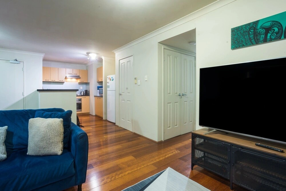 Roomy & Light-filled Apartment, Central Location