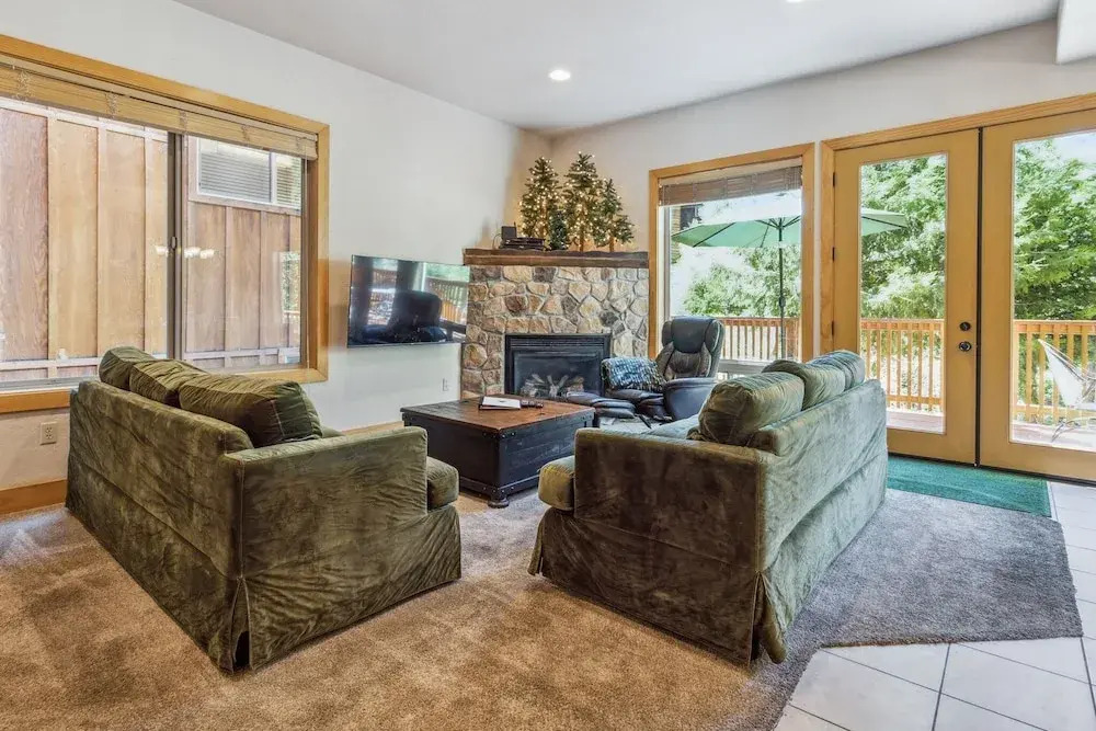Spacious 4br/3ba. Continuous hot Water Tank! 4 Bedroom Home by Redawning