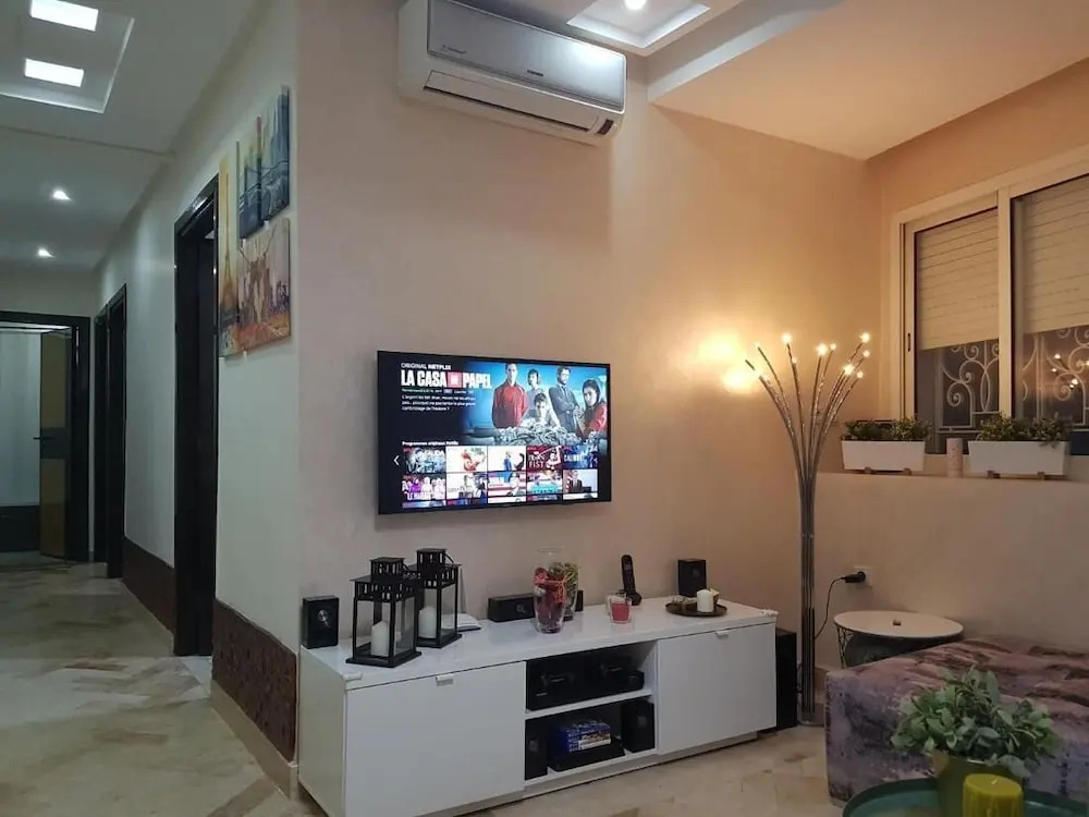 Elegant 2BR, Private Terrace, AC, Fast WiFi & Parking, Maarif