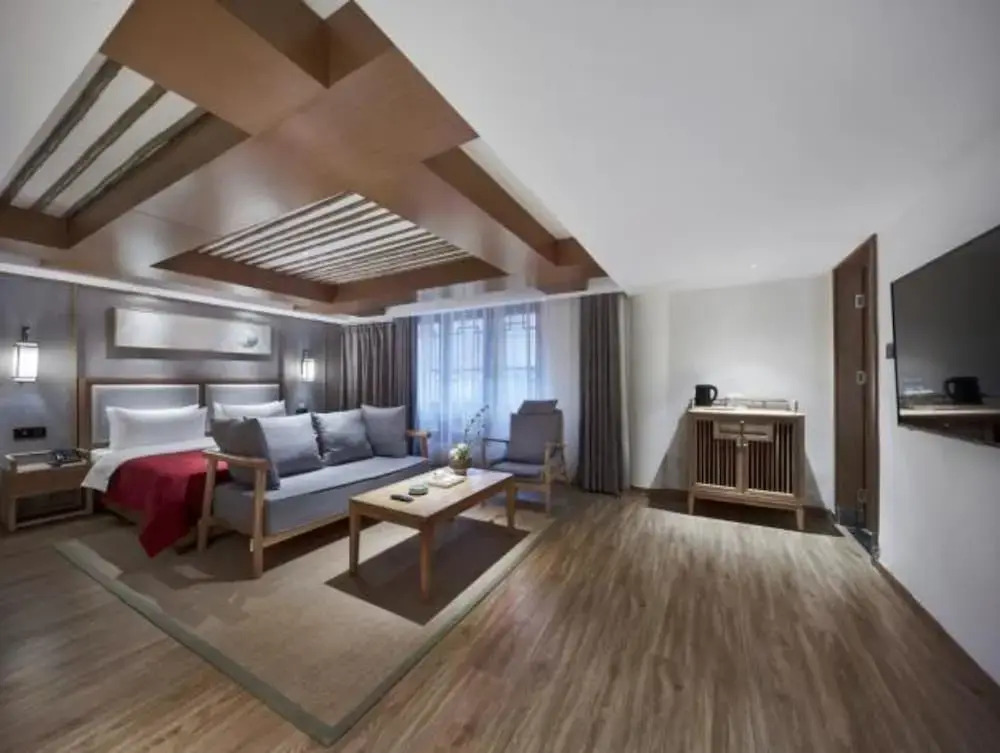 Qianna Bianyuan Hotel