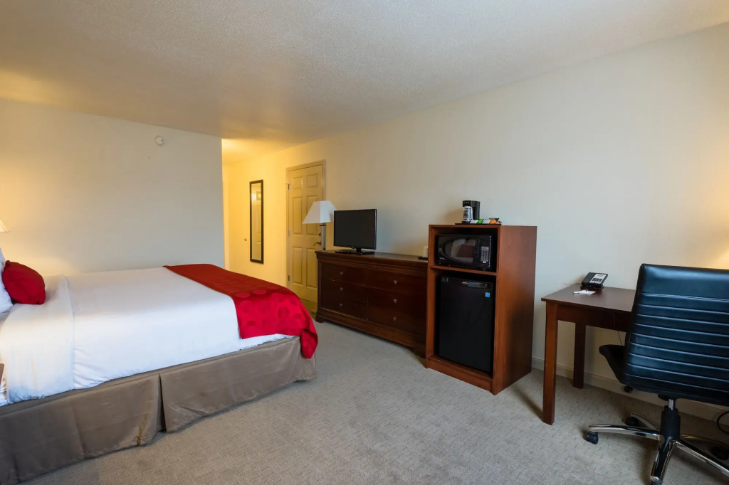 Cottonwood Suites Savannah Hotel & Conference Center