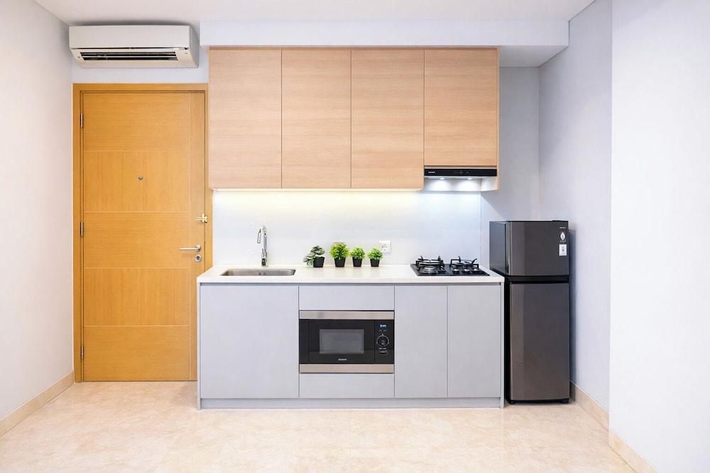 White Tone 2Br With City View At Capitol Suites Apartment