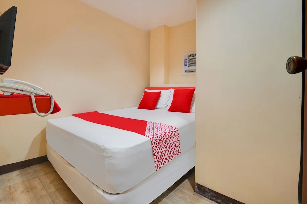 OYO 912 Fb Suites