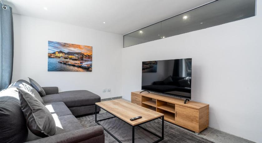 Hout Bay Gem - Elise Way