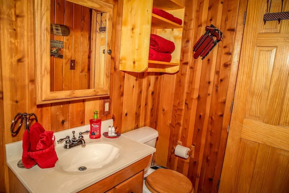 Little Bear Hug - 1 Br home by RedAwning