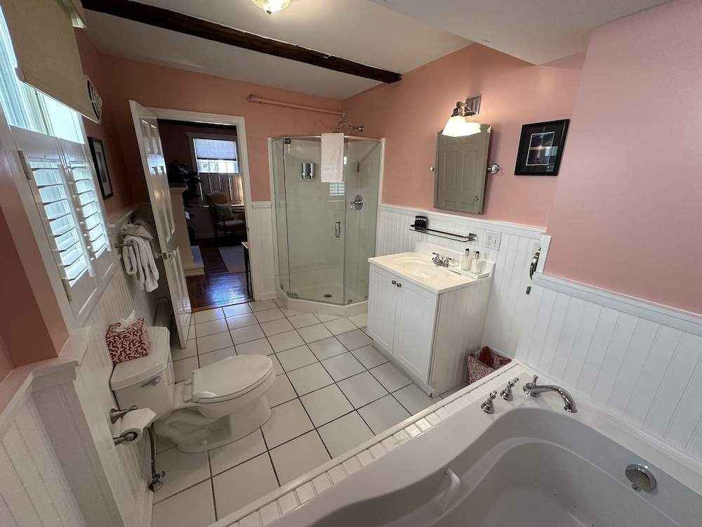 Exposed Beam One Bedroom Suite Downtown Newport #15 1 Home