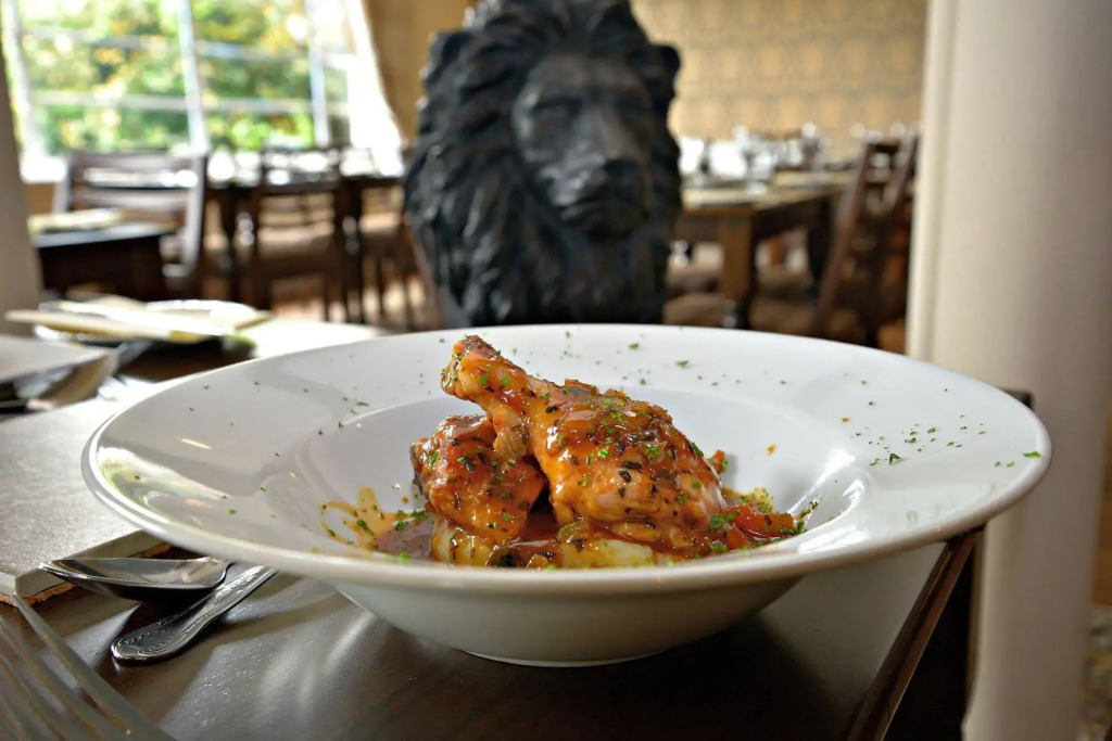Lion Hotel & Studio Apartments