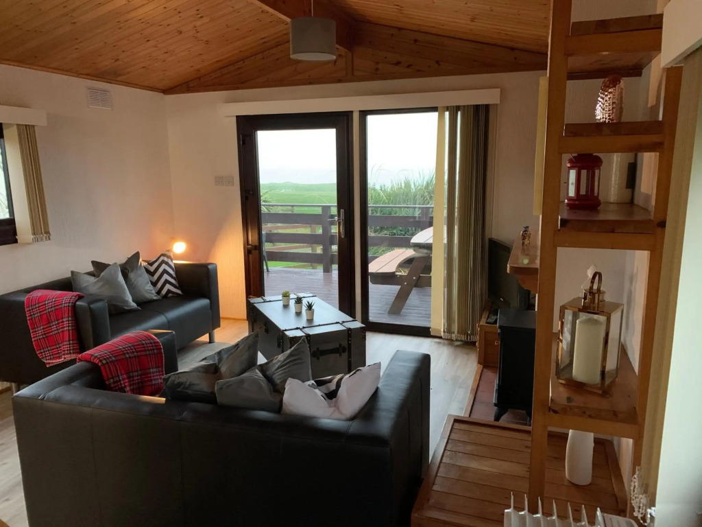 Lodge Cabin with Fabulous Views - Farm Holiday