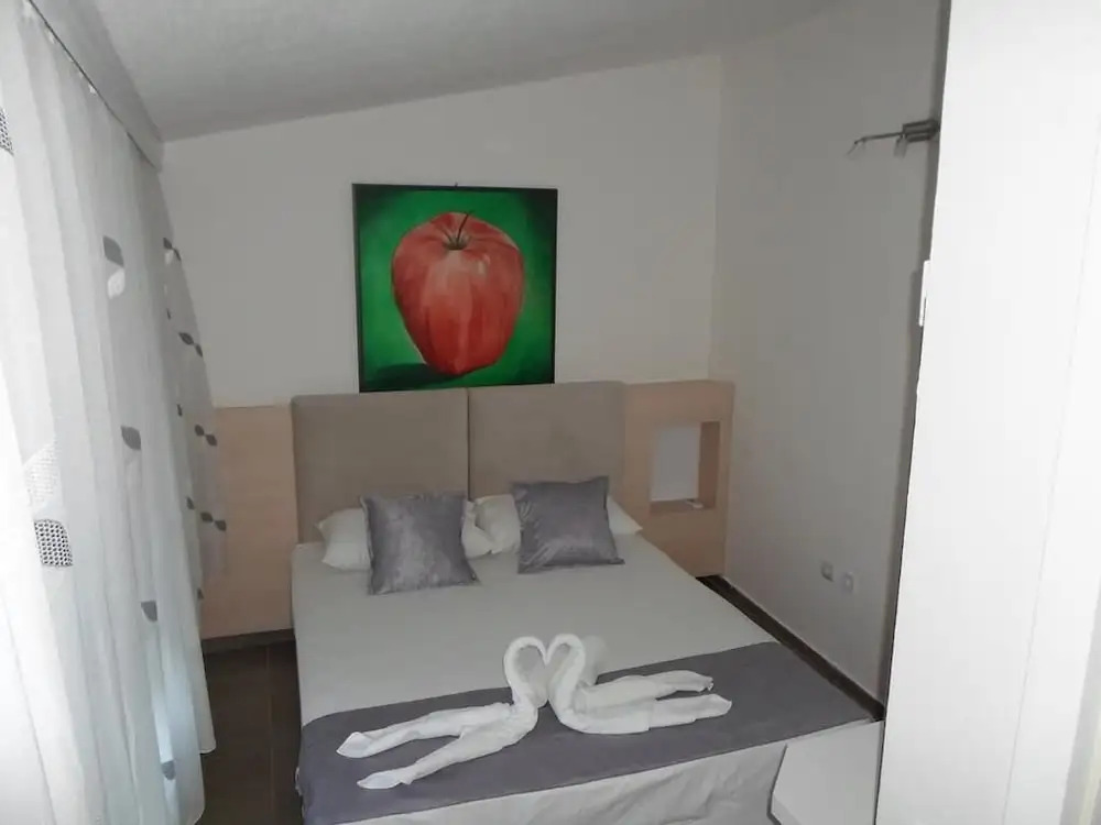 Apartments and Rooms Four Roses
