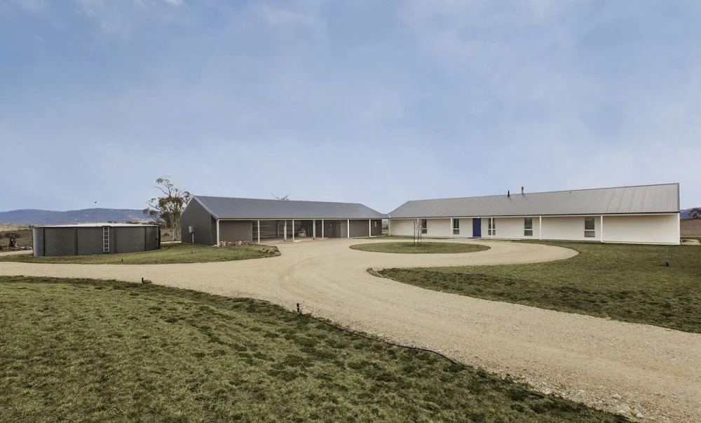 Manna Tree Farm -modern home with majestic views in stunning countrysi