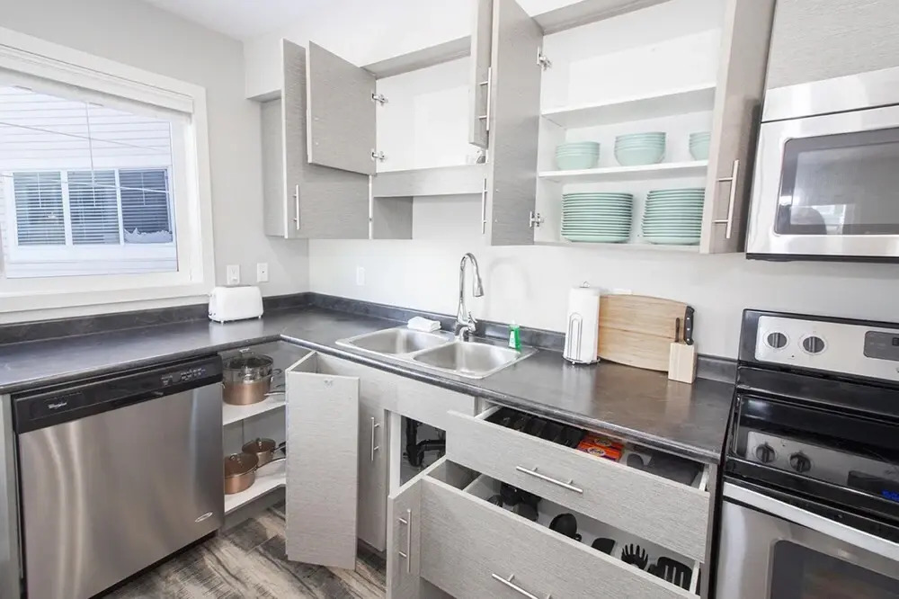 Bright Modern 4bed 2bath Townhouse With Parking