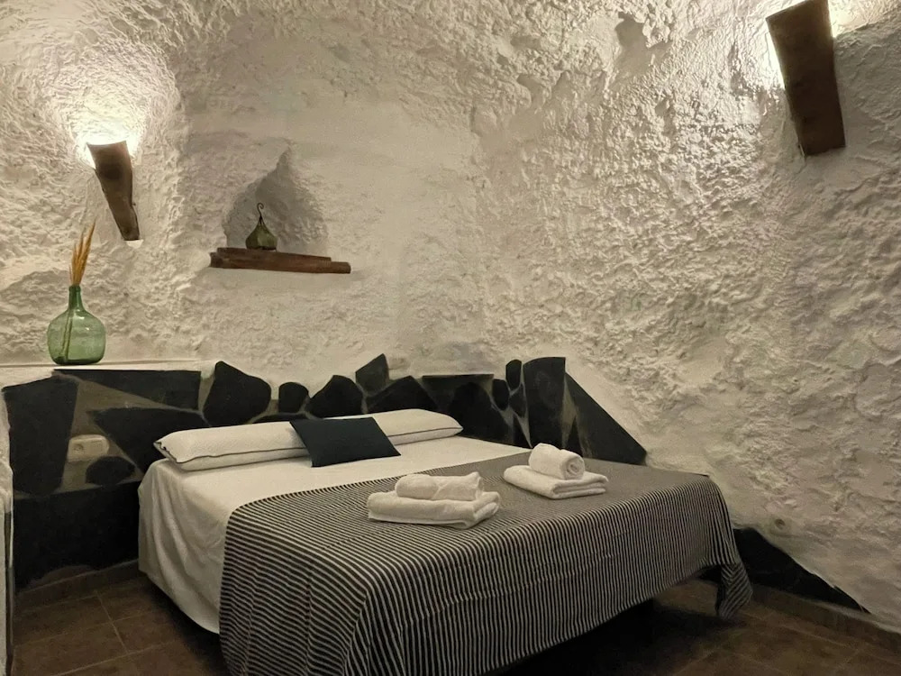 Cuevas El Atochal Orígenes